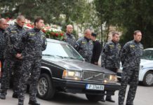 Tânăra poliţistă, decedată într-un accident rutier, condusă pe ultimul drum de camarazi