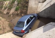 Autoturism răsturnat in rigola, in apropiere de comuna Lăceni! Șoferul a încercat sa evite un animal accident in comuna Lăceni