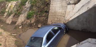 Autoturism răsturnat in rigola, in apropiere de comuna Lăceni! Șoferul a încercat sa evite un animal accident in comuna Lăceni