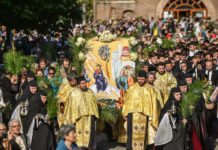 Mii de oameni participă la procesiunea ortodoxă de Florii din Capitală