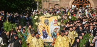 Mii de oameni participă la procesiunea ortodoxă de Florii din Capitală