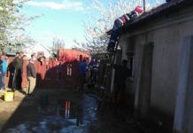 Vecini cu spirit civic, la Frăsinet. S-au mobilizat pentru stingerea unei locuințe cuprinsă de flăcări