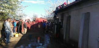 Vecini cu spirit civic, la Frăsinet. S-au mobilizat pentru stingerea unei locuințe cuprinsă de flăcări