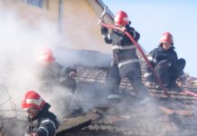 O femeie de 80 de ani a fost salvata de vecini dintr-un incendiu