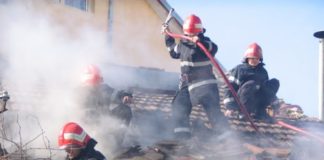 O femeie de 80 de ani a fost salvata de vecini dintr-un incendiu