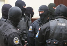 Percheziții la traficanții de droguri din județ – patru persoane arestate preventive mascati-perchezitii buzescu