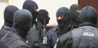 Percheziții la traficanții de droguri din județ – patru persoane arestate preventive mascati-perchezitii buzescu