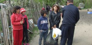 Pompierii teleormăneni au donat alimente şi rechizite şcolare pentru cinci copii din comuna Trivale Moşteni pompierii teleormaneni au facut donatii copiilor orfani