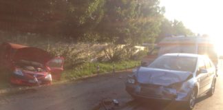 Doua autoturisme si un autotren implicate in aceasta dimineața intr-un accident in satul Vaceni! O persoana încarcerată si alte doua rănite!