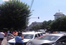 Accident rutier in Alexandria! Nu a respectat culoarea semaforului si a intrat intr-o autosanitara!