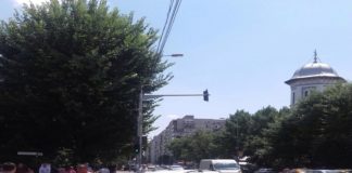 Accident rutier in Alexandria! Nu a respectat culoarea semaforului si a intrat intr-o autosanitara!