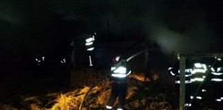 15 tone de baloți de lucernă au ars într-un incendiu la Crevenicu – Pompierii s-au luptat cu flăcările aproape cinci ore