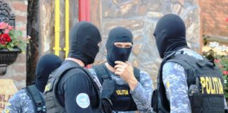 6 persoane reţinute pentru şantaj şi alte infracţiuni