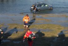 UN AUTOTURISM A CĂZUT ÎN RÂUL OLT. POMPIERII INTERVIN PENTRU SCOATEREA PASAGERILOR LA MAL