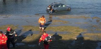 UN AUTOTURISM A CĂZUT ÎN RÂUL OLT. POMPIERII INTERVIN PENTRU SCOATEREA PASAGERILOR LA MAL