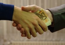 PRIMAR TRIMIS ÎN JUDECATĂ PENTRU LUARE DE MITĂ
