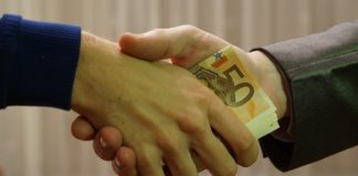 PRIMAR TRIMIS ÎN JUDECATĂ PENTRU LUARE DE MITĂ