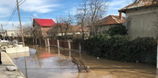 Inundaţii în PLOSCA şi PERETU! Apa a intrat în câteva zeci de gospodării
