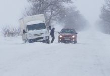 În TELEORMAN, circulaţia rutieră se desfăşoară în condiţii de iarnă. Nu sunt drumuri închise din cauza zăpezii