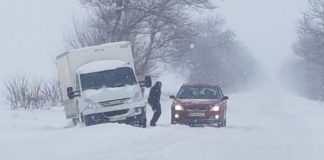 În TELEORMAN, circulaţia rutieră se desfăşoară în condiţii de iarnă. Nu sunt drumuri închise din cauza zăpezii