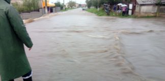 Ora 20.00! Ploaia torenţială face probleme în Teleorman. Drumuri rupte de ape, zeci de străzi şi gospodării inundate