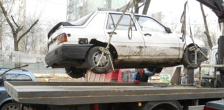 A început ridicarea mașinilor abandonate pe domeniul public