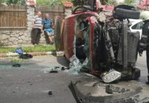 Accident rutier în Alexandria – O mașină s-a răsturnat, după ce a lovit un copac