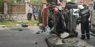 Accident rutier în Alexandria – O mașină s-a răsturnat, după ce a lovit un copac