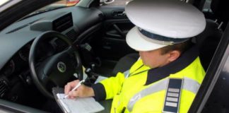 Reținut de polițiști, după ce a fost prins în trafic băut și drogat – Șoferul avea și permisul de conducere suspendat