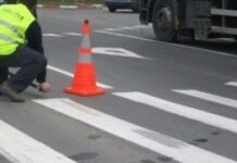 Un copil a ajuns la spital după ce a fost lovit de o mașină pe trecerea de pietoni