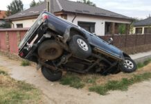 VIDEO/ „Spectacol” oferit de un sofer băut, care a intrat cu mașina într-un șanț, la Poroschia