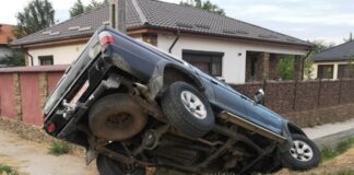 VIDEO/ „Spectacol” oferit de un sofer băut, care a intrat cu mașina într-un șanț, la Poroschia