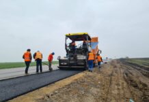 S-a turnat primul strat de asfalt pe tronsonul din E70, la ieșire din Alexandria