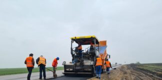 S-a turnat primul strat de asfalt pe tronsonul din E70, la ieșire din Alexandria