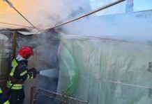 Pericol de explozie, la Buzescu, după ce o anexă a unei gospodării a luat foc