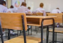 Cursurile cu prezenţă fizică vor continua pentru elevii din ani terminali, în zonele cu rata de infectare sub 6