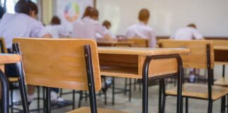 Cursurile cu prezenţă fizică vor continua pentru elevii din ani terminali, în zonele cu rata de infectare sub 6