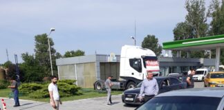 Doi copii și părinții lor, răniți într-un accident produs pe E70, la intrare în Roșiorii de Vede