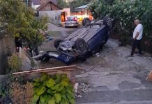 Accident cu victime la Plosca, după ce o mașină s-a răsturnat într-o curte