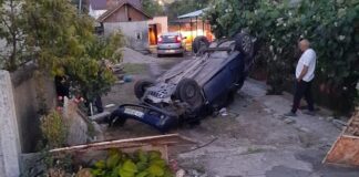 Accident cu victime la Plosca, după ce o mașină s-a răsturnat într-o curte