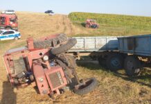 A ajuns la spital cu multiple traumatisme, după ce s-a răsturnat cu tractorul