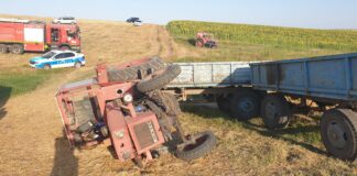 A ajuns la spital cu multiple traumatisme, după ce s-a răsturnat cu tractorul