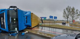 Autotren răsturnat în intersecția DJ612A cu E70