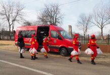 Pompierii și voluntarii ISU Teleorman s-au transformat în ajutoarele lui Moș Crăciun pentru 34 de copii nevoiași