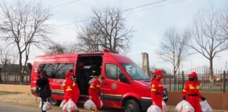 Pompierii și voluntarii ISU Teleorman s-au transformat în ajutoarele lui Moș Crăciun pentru 34 de copii nevoiași