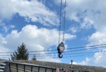 Tir încărcat cu rășină de poliester, ajuns în șanț – A fost solicitată Garda de Mediu