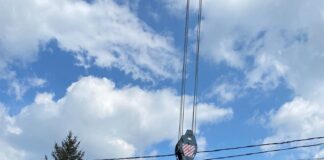 Tir încărcat cu rășină de poliester, ajuns în șanț – A fost solicitată Garda de Mediu