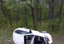 A ajuns la spital, după ce s-a răsturnat cu mașina în șanț