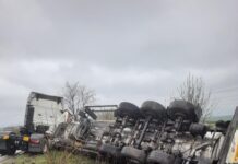 O autocisternă încărcată cu ulei de transformator s-a răsturnat pe raza localității Văceni