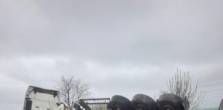O autocisternă încărcată cu ulei de transformator s-a răsturnat pe raza localității Văceni